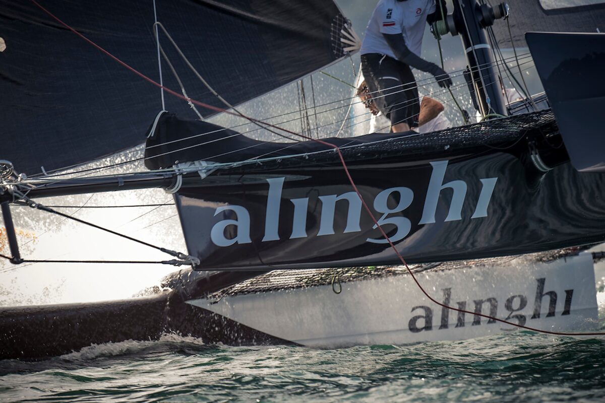 Catamaran D35 Alinghi en pleine course sur le lac Léman pendant le Grand Prix de Crans