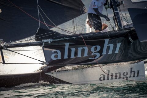 Catamaran D35 Alinghi en pleine course sur le lac Léman pendant le Grand Prix de Crans