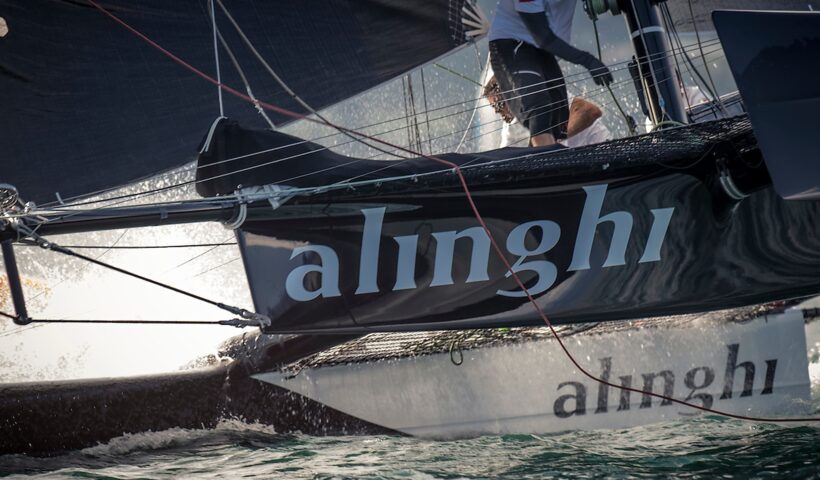 Catamaran D35 Alinghi en pleine course sur le lac Léman pendant le Grand Prix de Crans